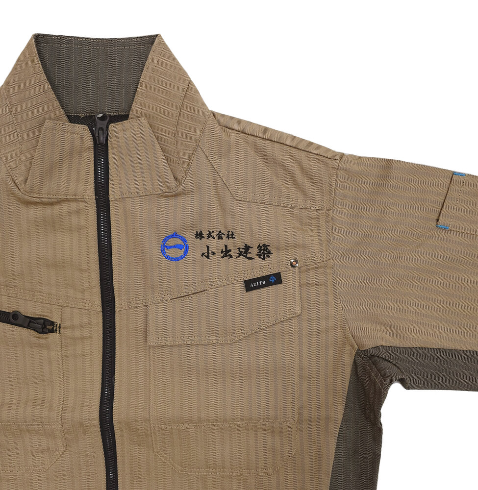 小出建築様のオリジナル作業服への左胸ロゴ刺繍部分
