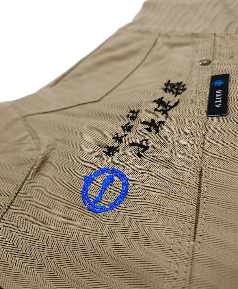 小出建築様のオリジナル作業服に名入れしたロゴ刺繍部分をさらに拡大アップ写真