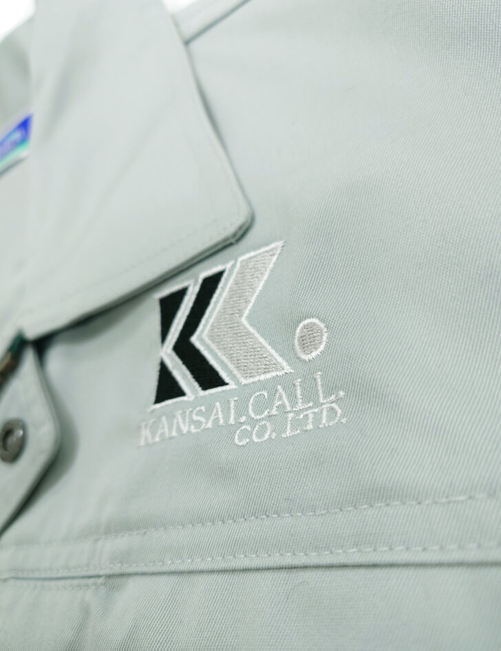 かんさいコール様のオリジナル作業服に名入れしたロゴ刺繍部分の超拡大アップ写真