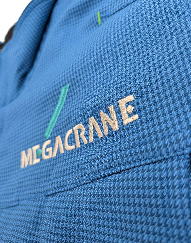 建設業者メガクレーン様の作業服に入れた社名ロゴ刺繍部分の超拡大アップ写真